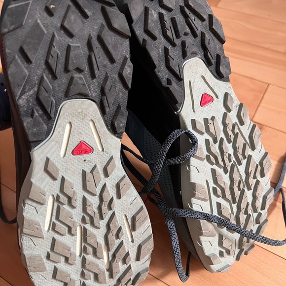 Like new- Women Solomon Outpulsr GTX Size 9 - Picture 6 of 9